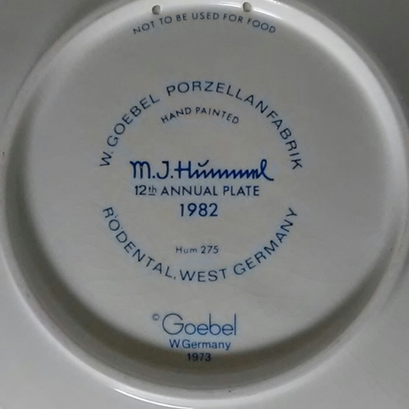 M.J. HUMMEL | 1982 plate 12th Annual Plate 275 - Picture 3 of 4